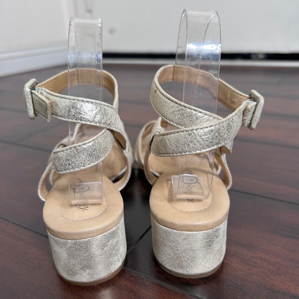 NWOB Born Strappy Block Heel Sandals Women 8 Gold Metallic Leather Wedding Guest - Picture 5 of 11